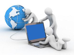 Soporte informatico: equipo de trabajo atendiendo una computadora conectada al mundo.